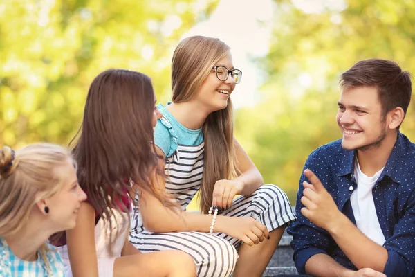 Adolescenti felici seduti su gradini all'aperto — Foto Stock