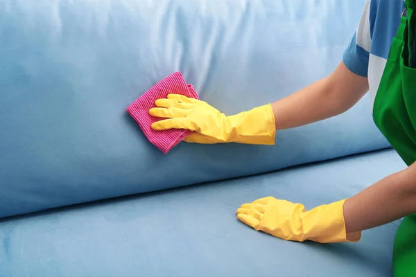 女人清洗沙发 — 图库照片