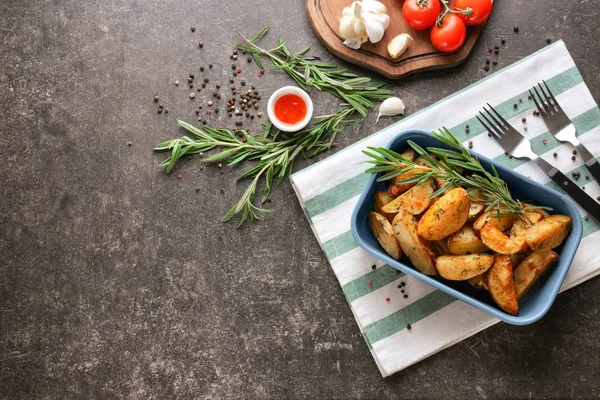 Komposition mit köstlichen Rosmarinkartoffeln — Stockfoto