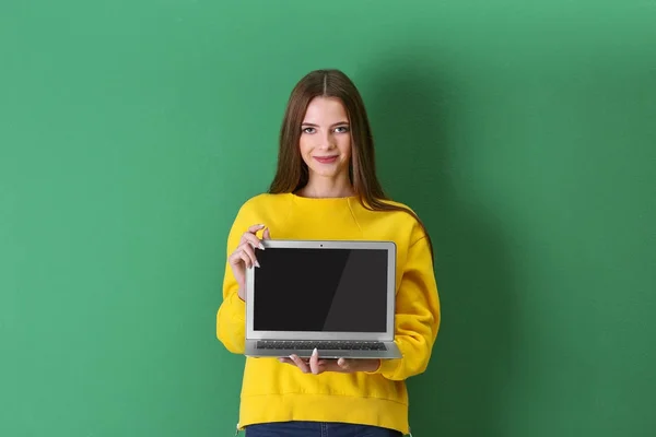 Modern dizüstü bilgisayar ile genç bayan — Stok fotoğraf