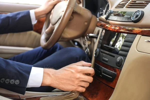 Jovem empresário dirigindo um carro, close-up — Fotografia de Stock