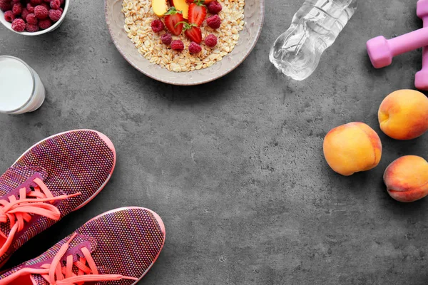 Composición con harina de avena saludable y equipo deportivo —  Fotos de Stock