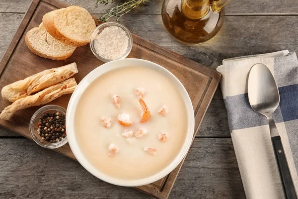 Тарілка смачного вершкового супу з креветками — стокове фото