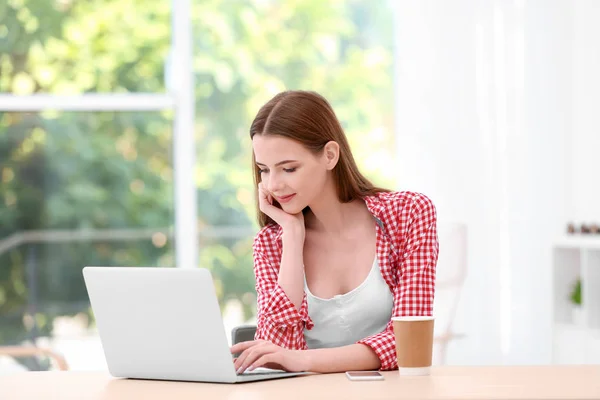 Junge Dame mit modernem Laptop — Stockfoto