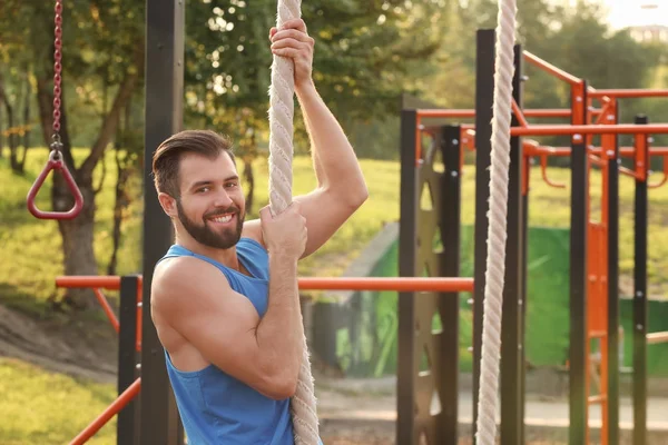Hombre guapo haciendo ejercicio al aire libre —  Fotos de Stock