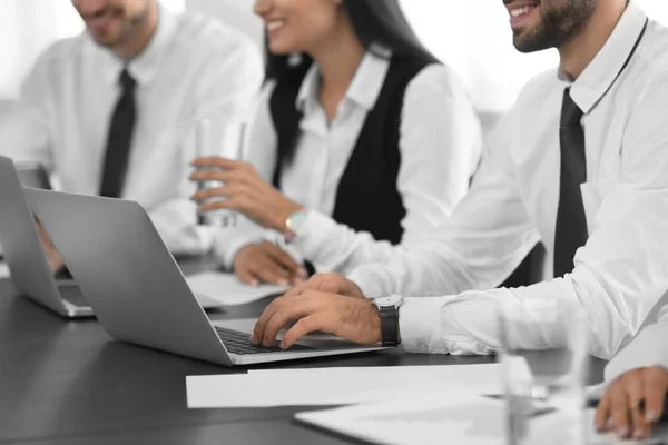 Jóvenes profesionales que realizan reuniones de negocios en oficina — Foto de Stock