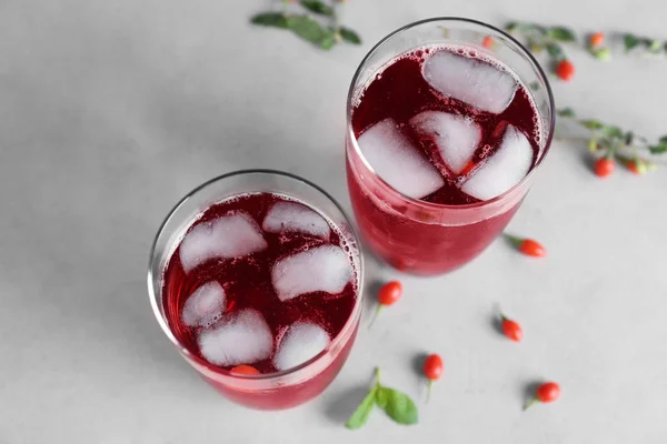 Óculos com suco de goji na mesa — Fotografia de Stock