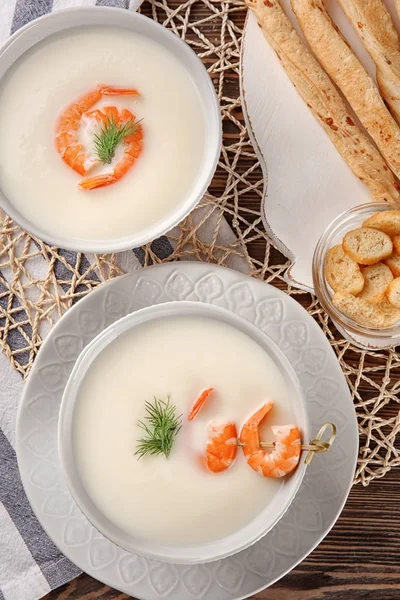 Smakelijke roomsoep met garnalen — Stockfoto