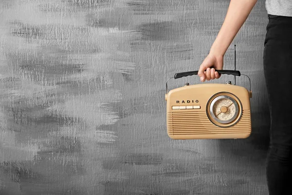 Mulher com rádio retro — Fotografia de Stock