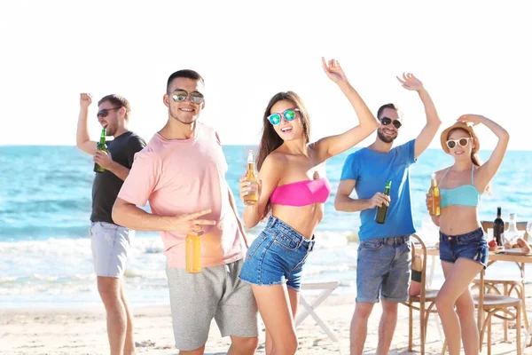 Молодые люди веселятся на пляже — стоковое фото