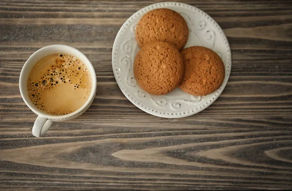 Secangkir kopi pagi aromatik dan kue — Stok Foto