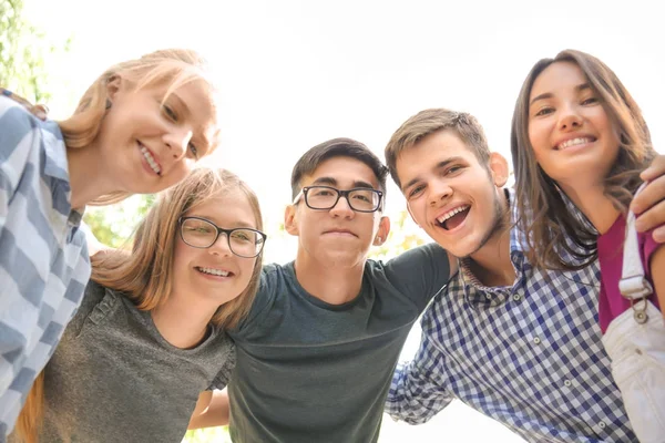 Adolescentes felices abrazándose al aire libre —  Fotos de Stock