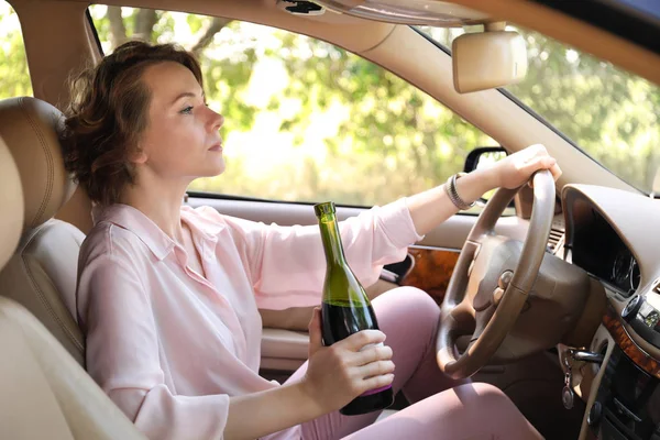 Mujer bebiendo alcohol en coche — Foto de Stock