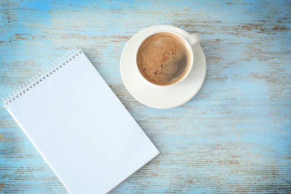 Чашка ароматної ранкової кави та блокнота — стокове фото