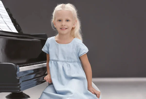 Petite fille près du piano — Photo