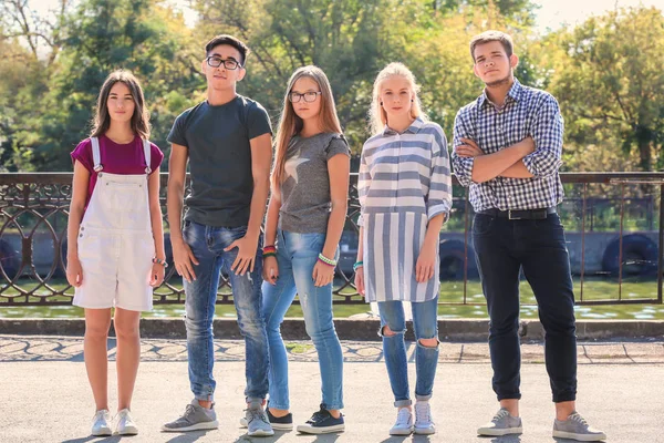 Adolescentes felizes posando na rua da cidade — Fotografia de Stock