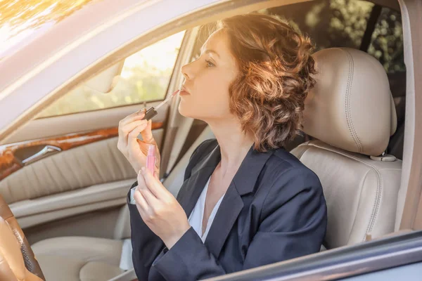 Joven empresaria en coche — Foto de Stock