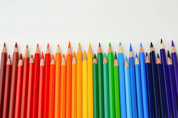 Crayons colorés sur fond blanc — Photo