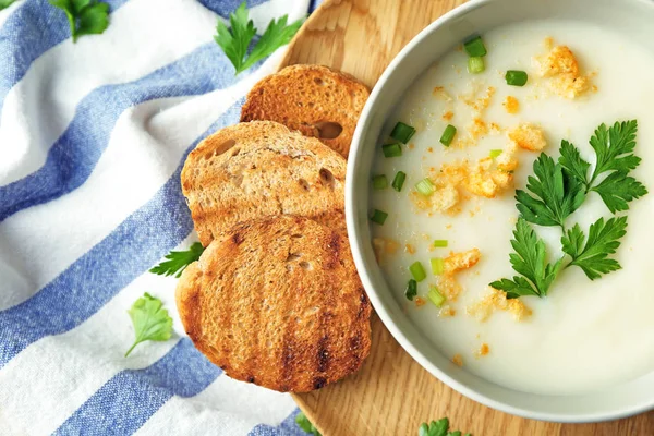 Keramische kom met aardappel crème soep — Stockfoto