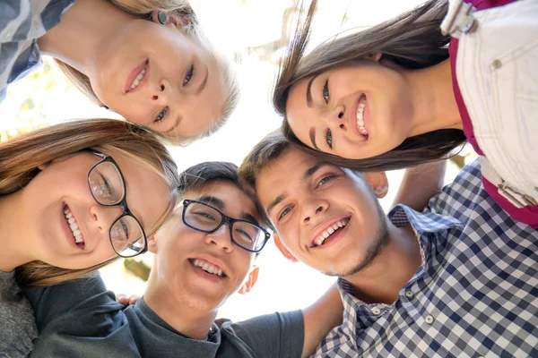 Adolescentes felices unidos en círculo al aire libre —  Fotos de Stock