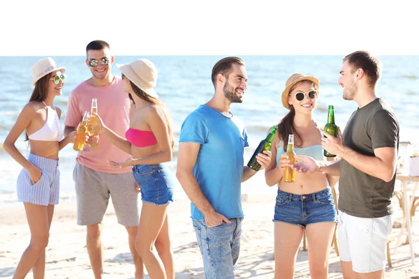 Jonge mensen die partij op strand — Stockfoto