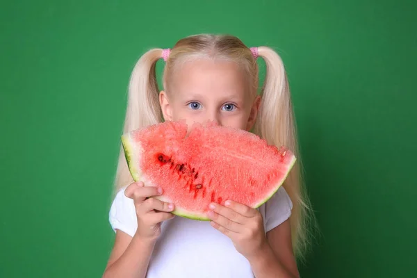 Carino ragazza mangiare anguria — Foto Stock