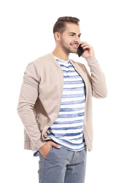 Junger gutaussehender Mann telefoniert mit seinem Handy — Stockfoto