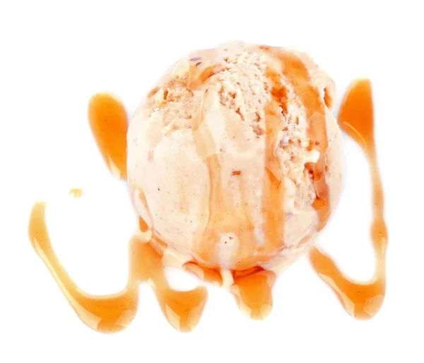 キャラメルのトッピングとアイスクリームのスクープ — ストック写真