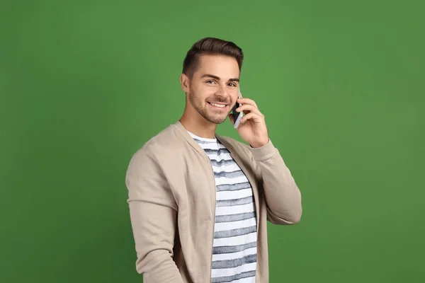 Young handsome man talking on his mobile phone — Stock Photo, Image