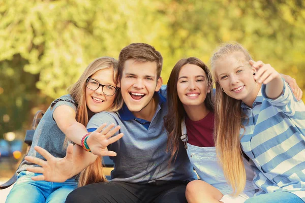 Glada tonåringar poserar på gata — Stockfoto