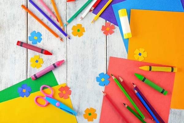 Složení s barevný papír, tužky a pastelky — Stock fotografie