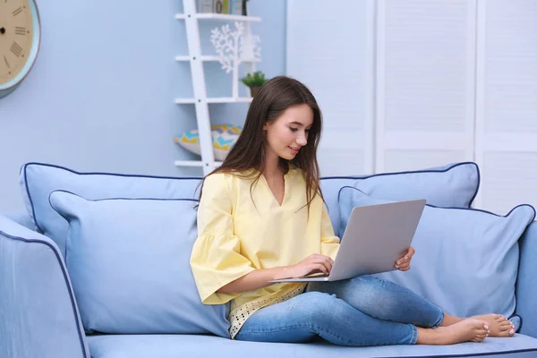 Jovem senhora com laptop moderno — Fotografia de Stock