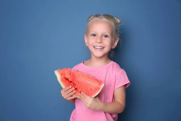 Söt flicka äter vattenmelon — Stockfoto