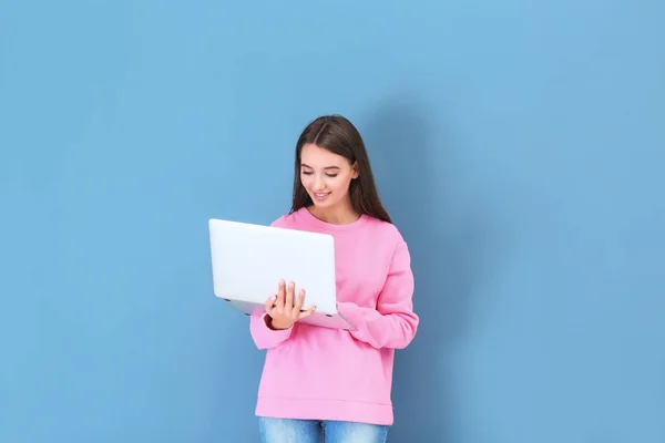 Jeune dame avec ordinateur portable moderne — Photo