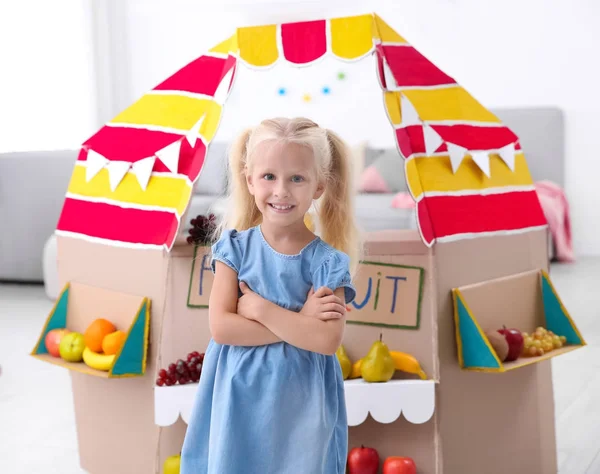 Carino Bambina Piedi Vicino Bancone Con Frutta Casa — Foto Stock