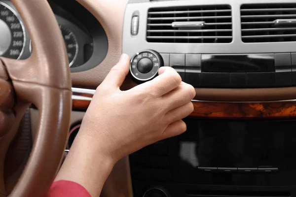 Jeune femme d'affaires en voiture — Photo