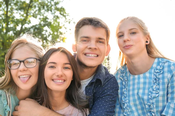 Adolescents heureux posant à l'extérieur — Photo