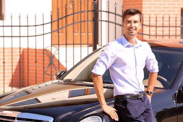 Joven hombre de negocios cerca de coche — Foto de Stock