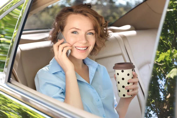 Ung affärskvinna i bil — Stockfoto