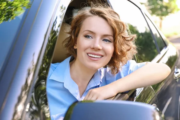 Молода бізнес-леді в машині — стокове фото