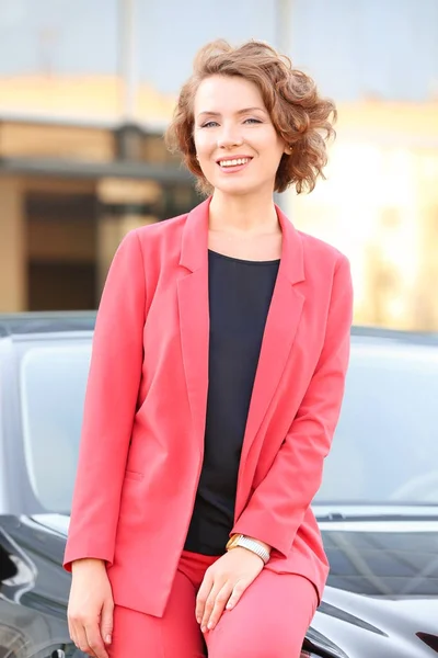 Atractiva mujer de negocios cerca de coche —  Fotos de Stock