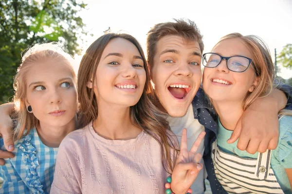 Glada tonåringar poserar utomhus — Stockfoto