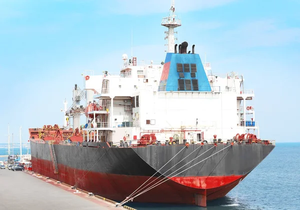 Dry-cargo ship at sea port — Stock Photo, Image