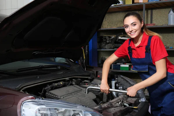 Young female mechanic at work Royalty Free Stock Photos