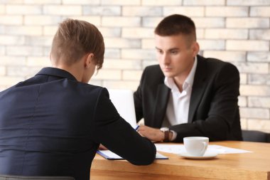 Adam masada görüşme insan kaynakları yöneticisi