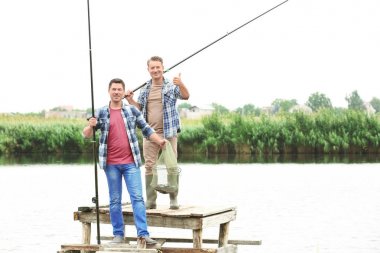 İki balıkçı ile taze balık iskelede yakaladım.