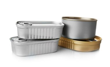 Teneke kutular, üzerinde beyaz izole