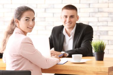 İnsan kaynakları müdürü masada bir kadınla röportaj yapıyor.