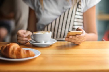 Cep telefonlu güzel bir genç kadın.