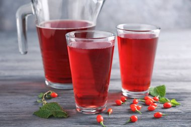 Gözlük ve goji suyu ile sürahi